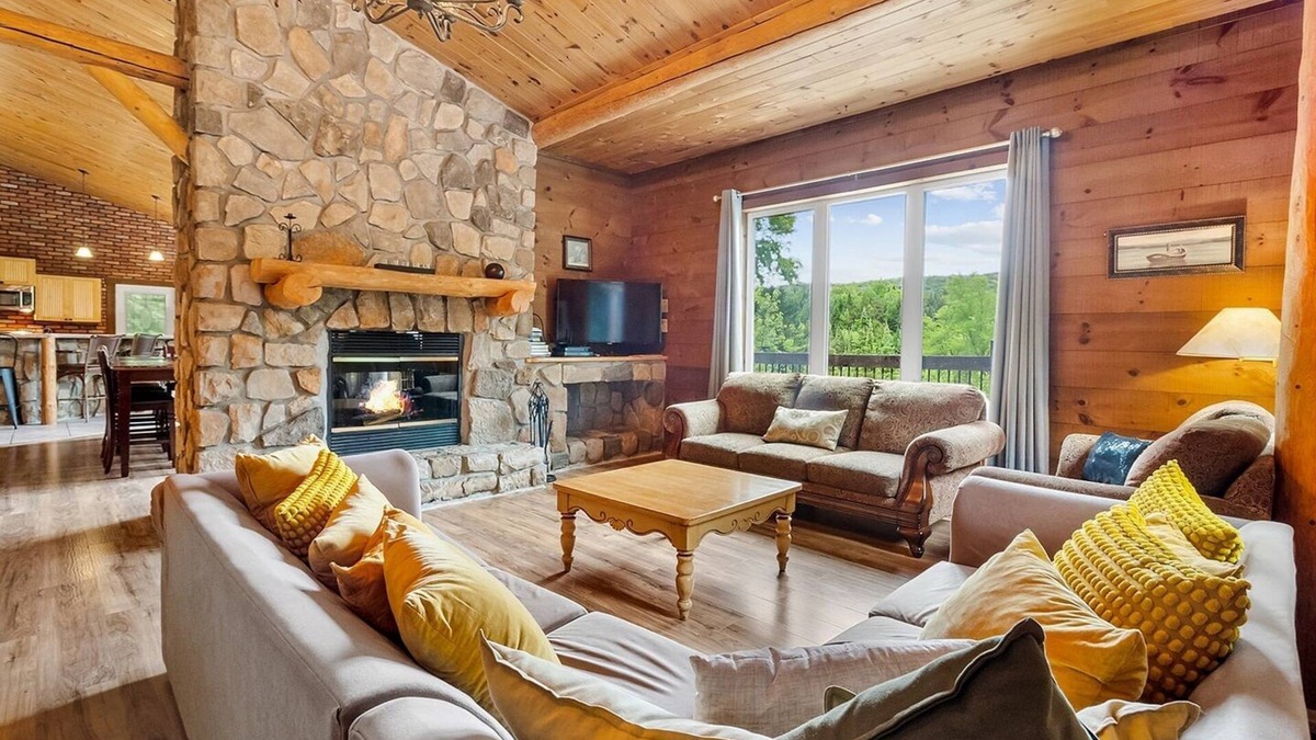 Saint-Faustin-Lac-Carre Cottage | Group oriented 6 BR waterfront cottage with pool table & SPA near Mont Tremblant