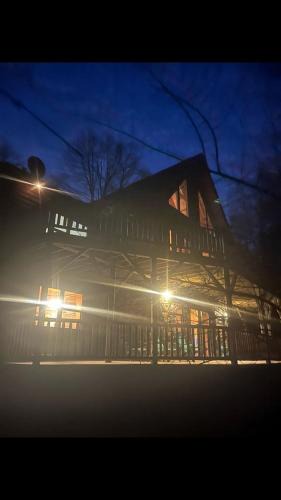 Rockbridge House | Group Spacious Cabin with Hot-Tub and Picnic Areas in Ohio