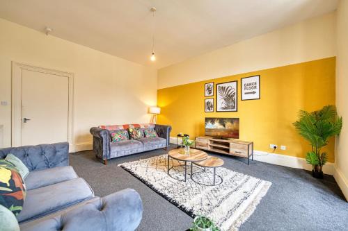 Govan Apartment | Group Stay 4BR Sleeps 11 Near Ibrox Parking