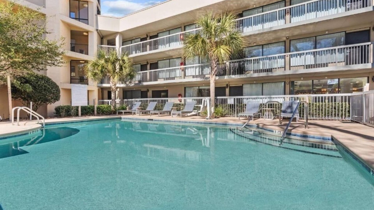 Hilton Head Island Hotel | Group Stay at the Spark! 3 Units w/Pool, Parking and Free Breakfast!