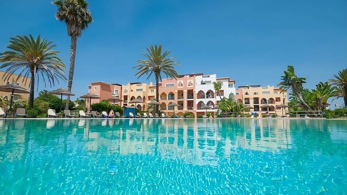 Meia Praia Hotel | Group Travel Destination! 3BR Townhouse with Full Kitchen, Patio, Garden View!