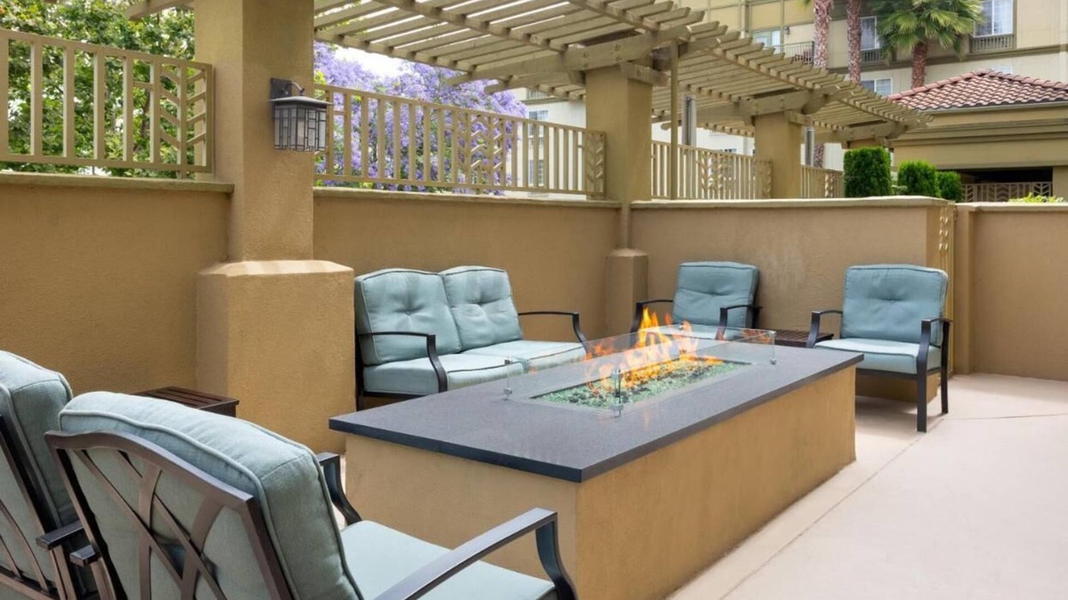 Snail Hotel | Groups Best Choice: 4 Homey Suites w/Kitchen and Living Area - BBQ, DVD Library