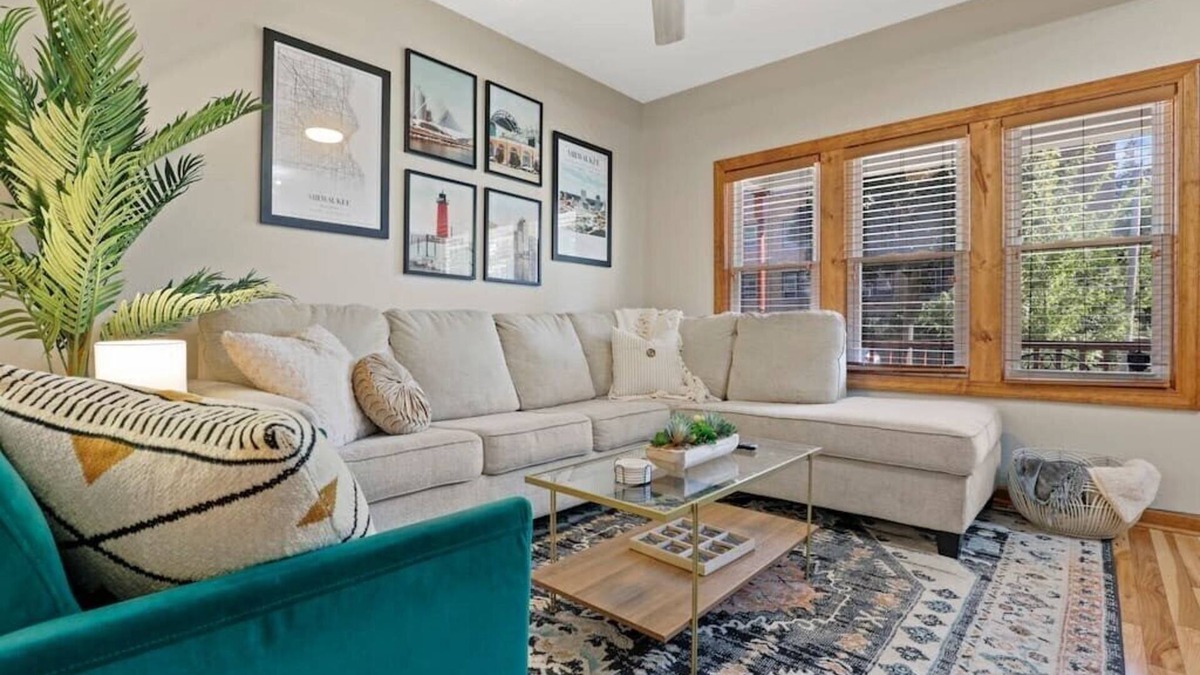 Bay View House | Groups - Families - Pets - Backyard - Deck
