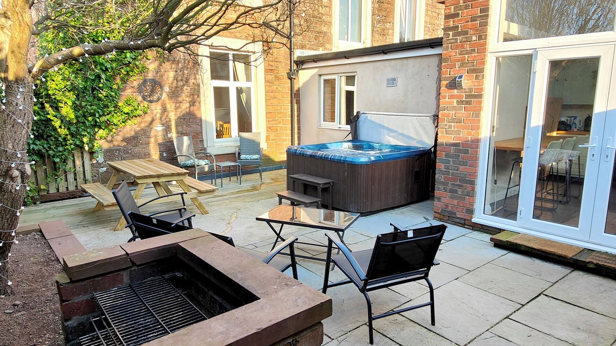 Egremont Cottage | GROVE HOUSE, pet friendly, with hot tub in Egremont, Cumbria