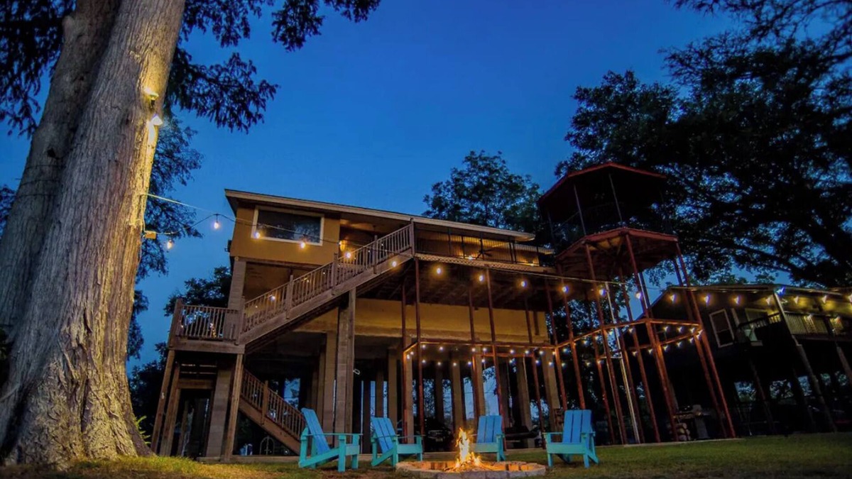 Seguin House | Guadalupe River Oasis-Pool Table-Shuffle Board-5 Bedrooms-Sleeps 12!