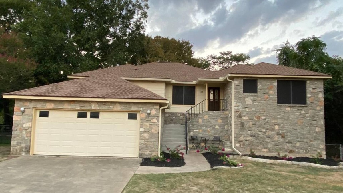 Seguin House | Guadalupe Riverfront/Sleeps 20/Kayaks/Shuffleboard/Fishing/Tubing/Poker Table