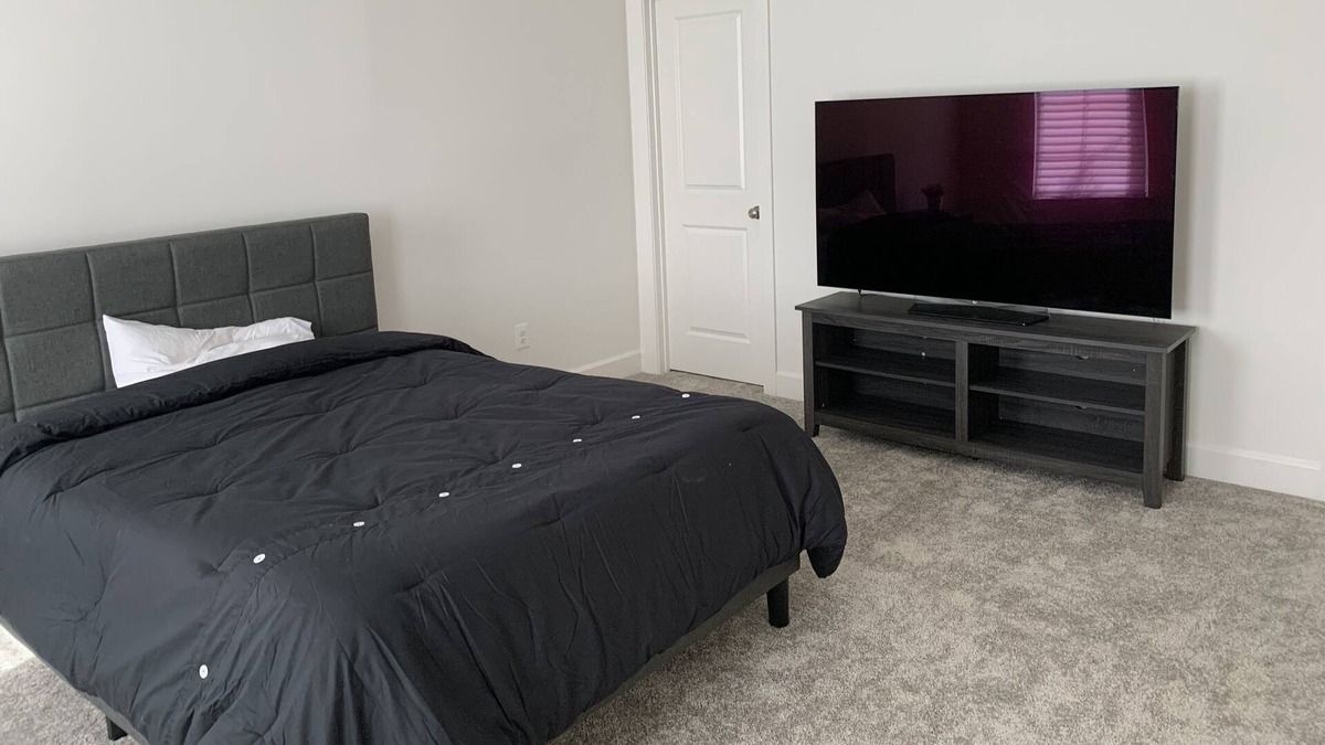 Ashburn House | Guest Bedroom in One Loudoun Townhouse w/ Full Dedicated Bathroom