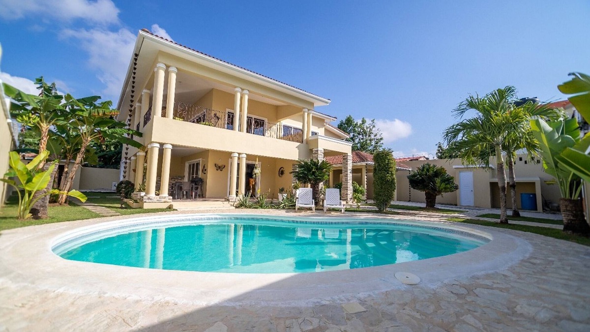 El Batey Villa | Guest-friendly 4BD/5 BTH villa with pool in the center of Sosua El Batey