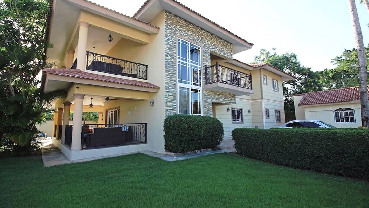 El Batey House | Guest-friendly 8BD villa in central Sosua, with pool, cable TV, fast internet!