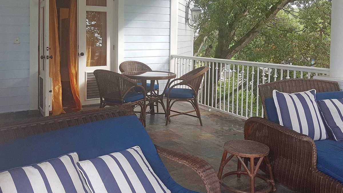 El Batey Apartment | Guest-friendly beachfront 3BD 3BTH apt, sea views, pool, near shops/restaurants