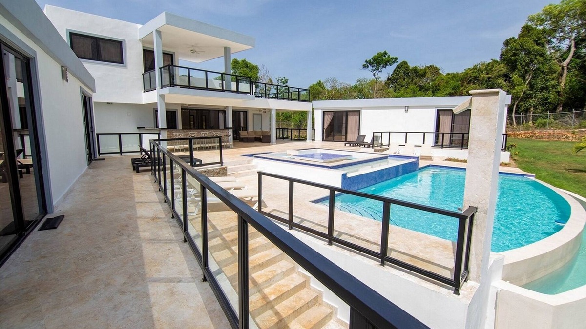 La Mulata Villa | Guest-friendly villa, private pool, 5BD/5BT, shuttle bus, BBQ/internet/cable TV