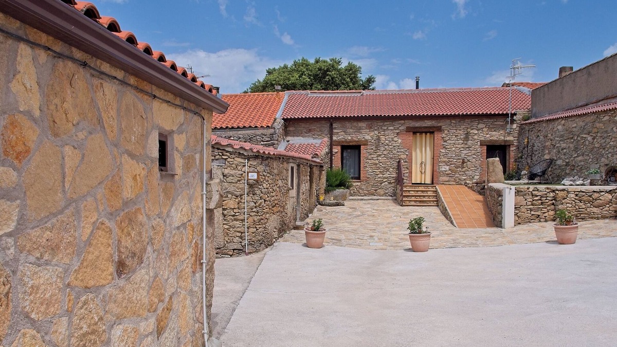 Sardon de los Frailes House | Guest House 'Casa Huidobro Valle' with Private Terrace, Private Garden and Wi-Fi