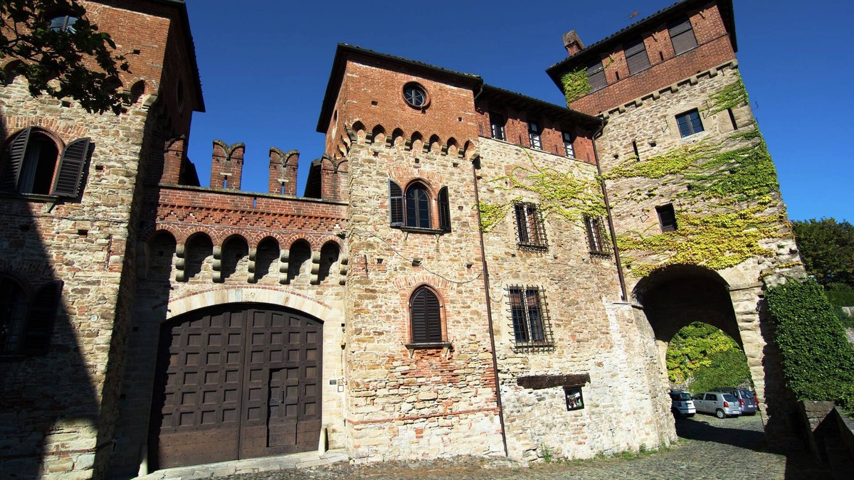 Saint-remy-de-provence Apartment | Guest House in Monferrato with Castle Views