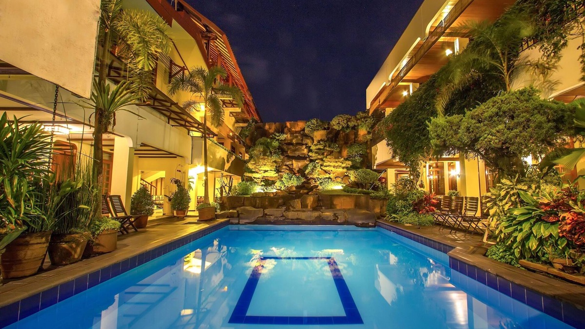 Prawirotaman House | Guest House Asri dengan view kolam renang dan taman