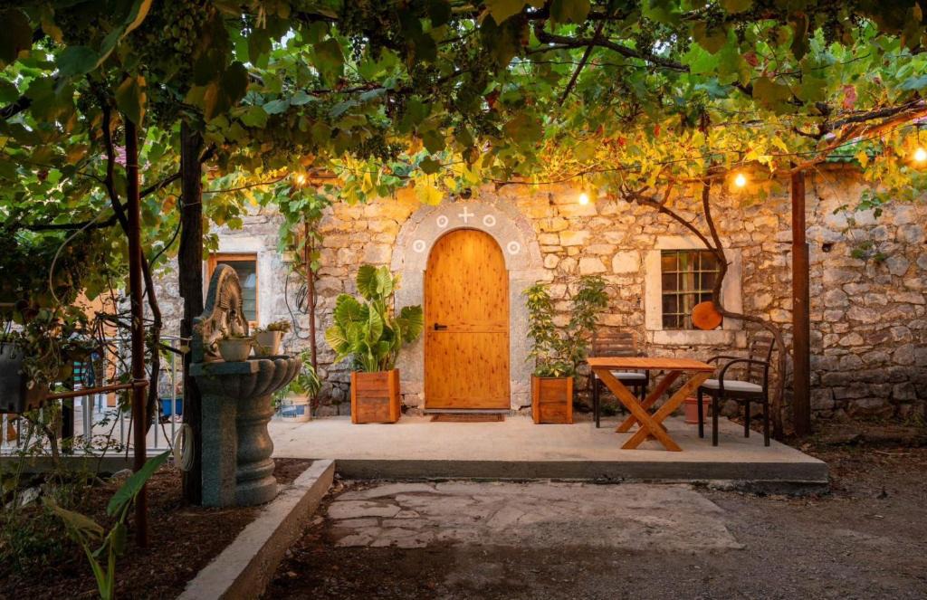 Koman House | Guest House Castle