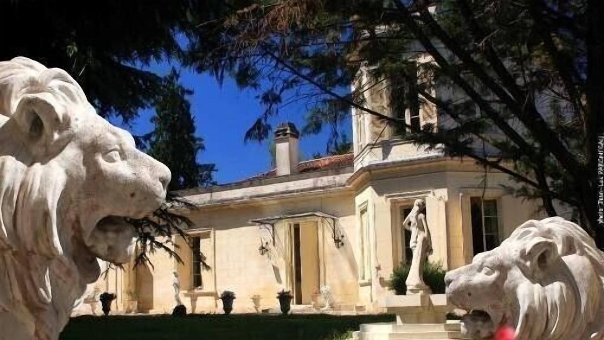 Montussan House | Guest House in 13th century castle near Bordeaux