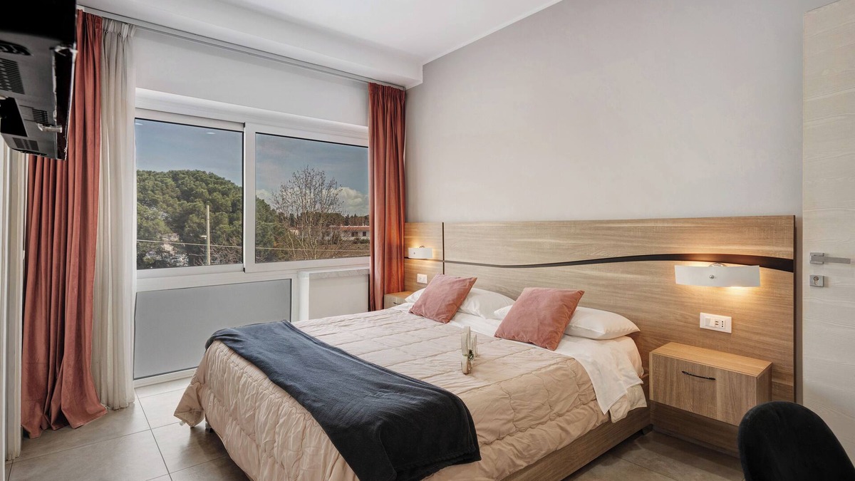 Naples House | Guest House 'La Maison Du Flavien' with Balcony, Wi-Fi and Air Conditioning