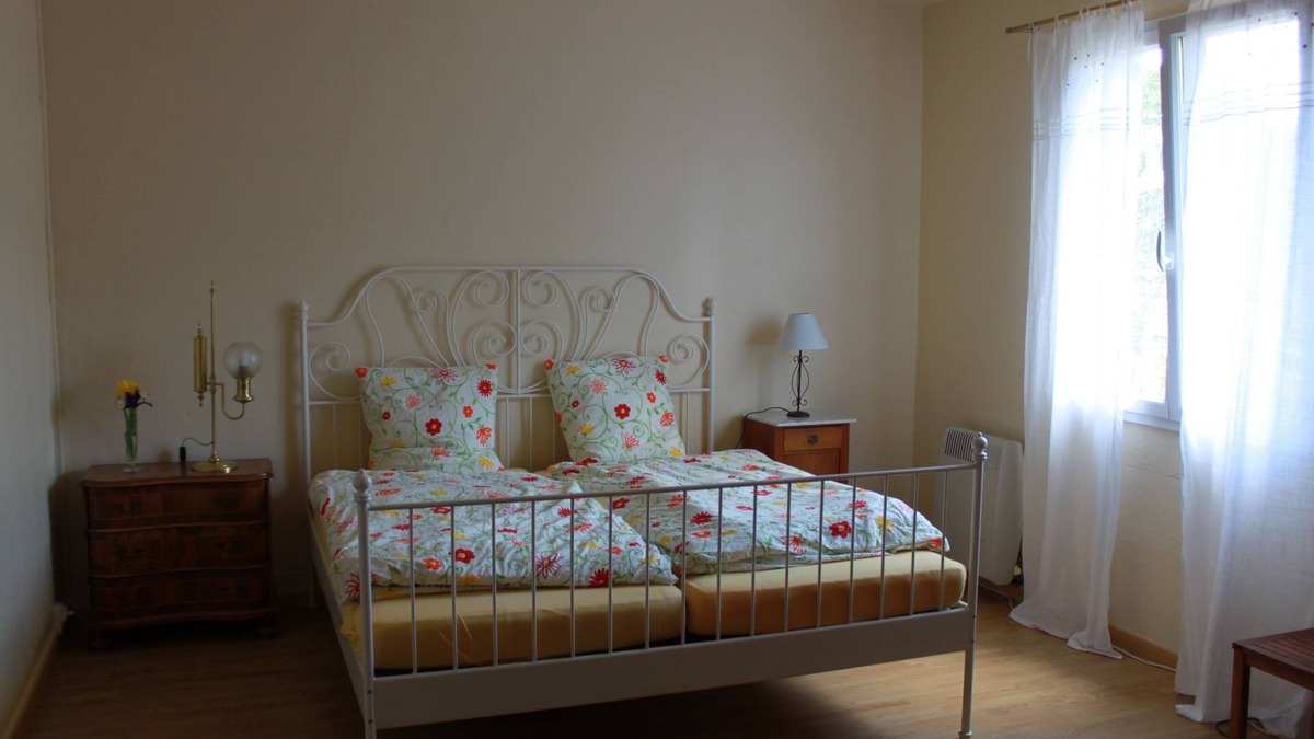 Dennevy Cottage | Guest House offers the tranquility of life directly on the Canal du Centre.