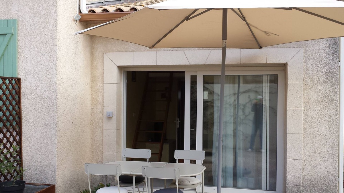 Cournonterral Apartment | Guest-House: Studio with mezzanine between Montpellier and Sète, sea and scrubland.