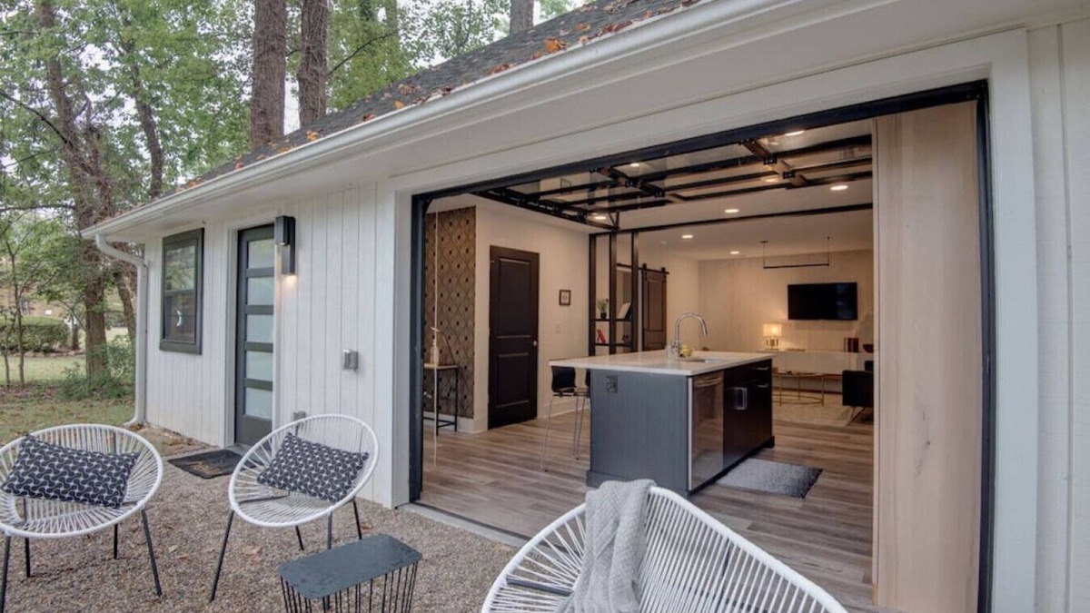 Charlotte House | Guest house · Ultra Modern open w/retractable glass garage door