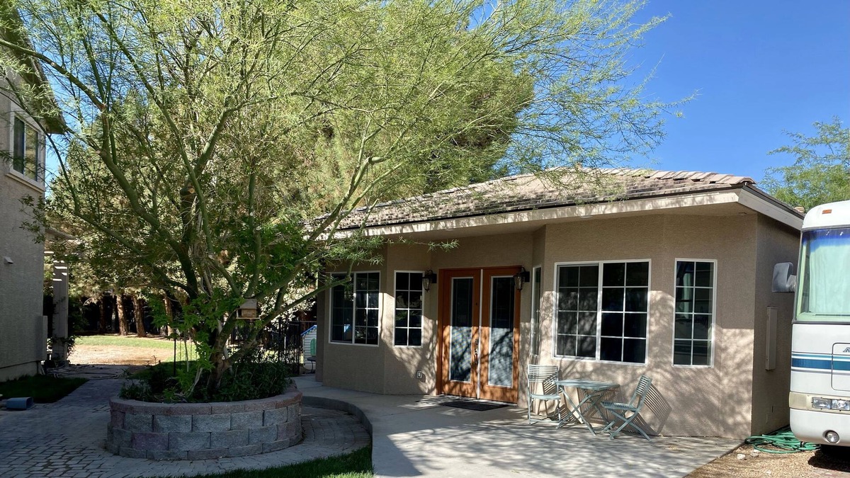 Centennial Hills House | Guest house with small yard