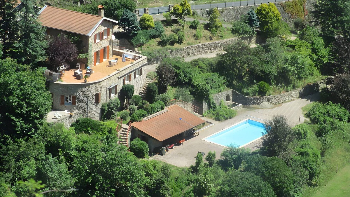 Saint-Julien-Labrousse Bed & Breakfast | Guest Room 'Room 4 – Bleuet' with Shared Pool, Communal Terrace and Wi-Fi