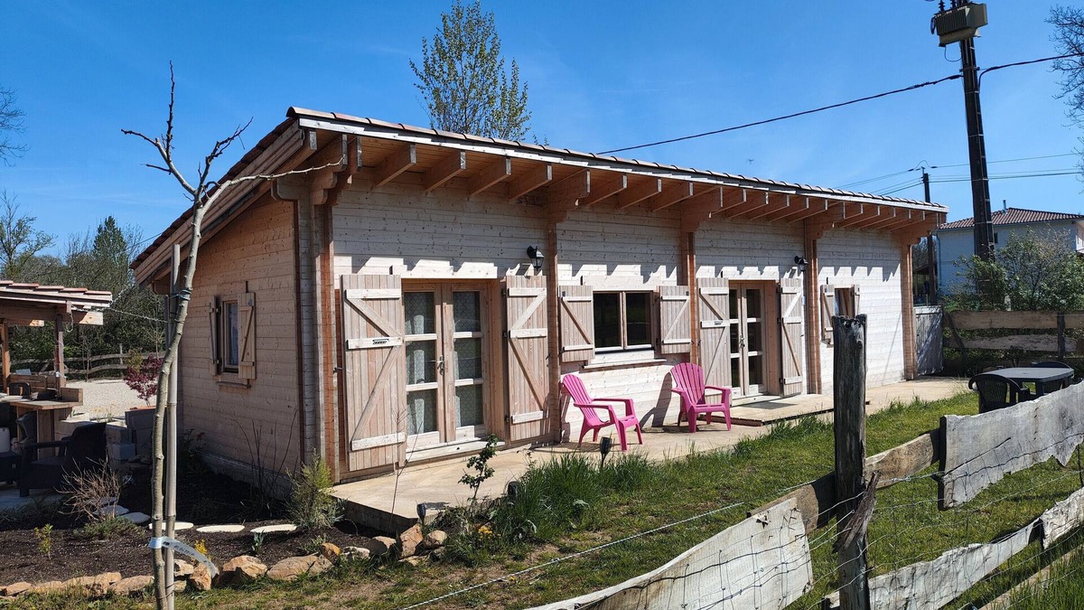 Varen Ski Chalet | Guest Room 'Au Chant Des Oiseaux - Mésanges -' in Varen, Wood-fired Pizza and Air Conditioning