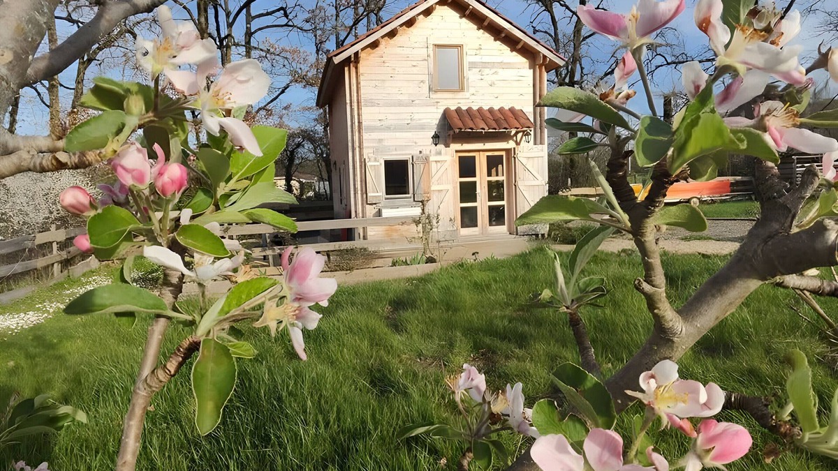 Varen Ski Chalet | Guest Room 'Au Chant Des Oiseaux - Rouge Gorge -' in Varen, Wood-Fired Pizza and Wi-Fi
