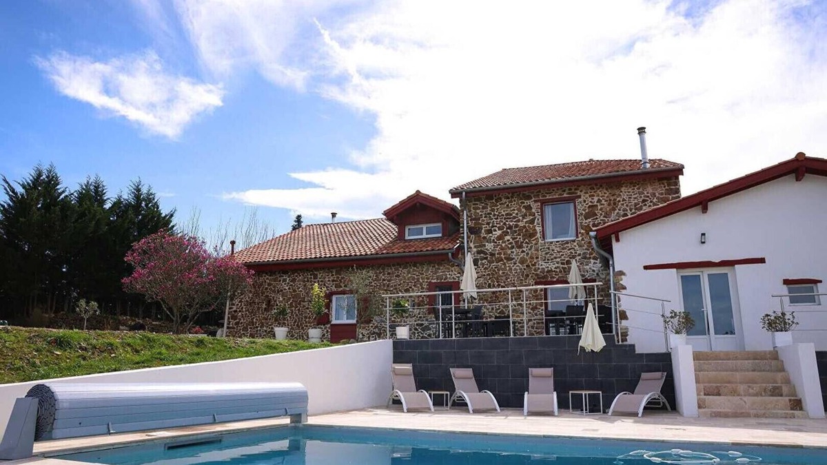 La Bastide-Clairence Bed & Breakfast | Guest Room 'Maison Perbos 1556 - Cancha' with Shared Pool, Wi-Fi and Air Conditioning