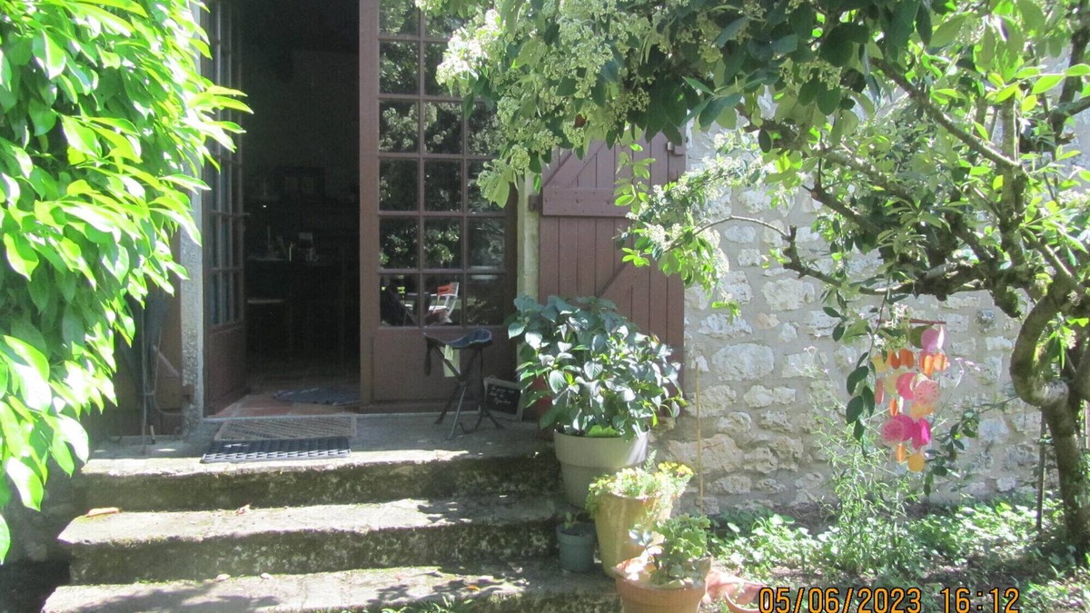 Mouzieys-Panens Bed & Breakfast | Guest Room 'La Grange Aux Livres' with Shared Garden and Wi-Fi