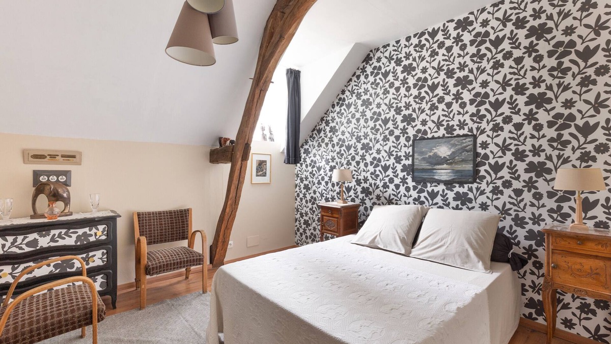 Clere-les-Pins Bed & Breakfast | Guest Room 'Le Clocher' with Shared Garden and Wi-Fi