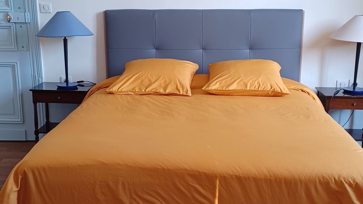 Hinacourt Bed & Breakfast | Guest room on 1st floor of château