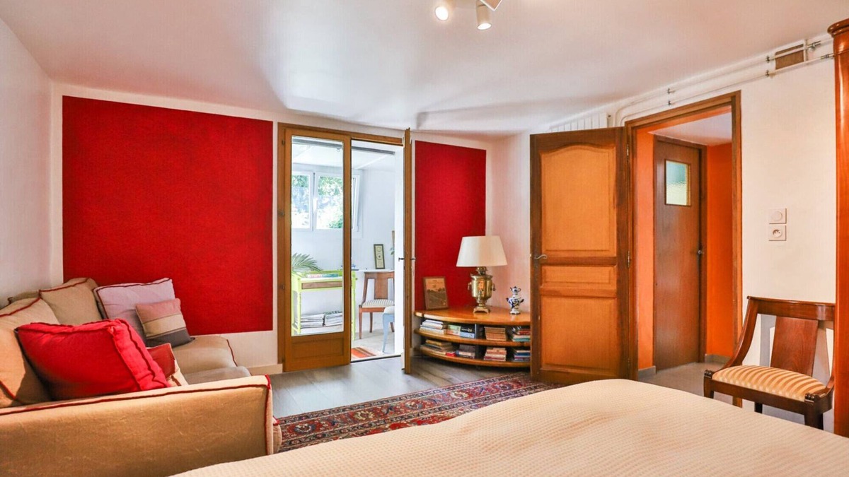 Arcangues Bed & Breakfast | Guest Room 'Txori Etxea - Garden Level' with Pool, Kitchen, Breakfast