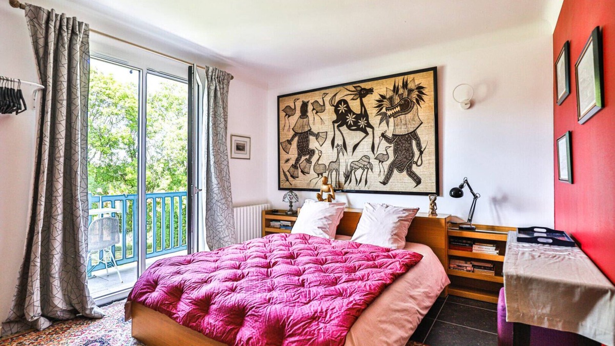 Arcangues Bed & Breakfast | Guest Room 'Txori Etxea - Red Room' with Pool, Breakfast, Terrace