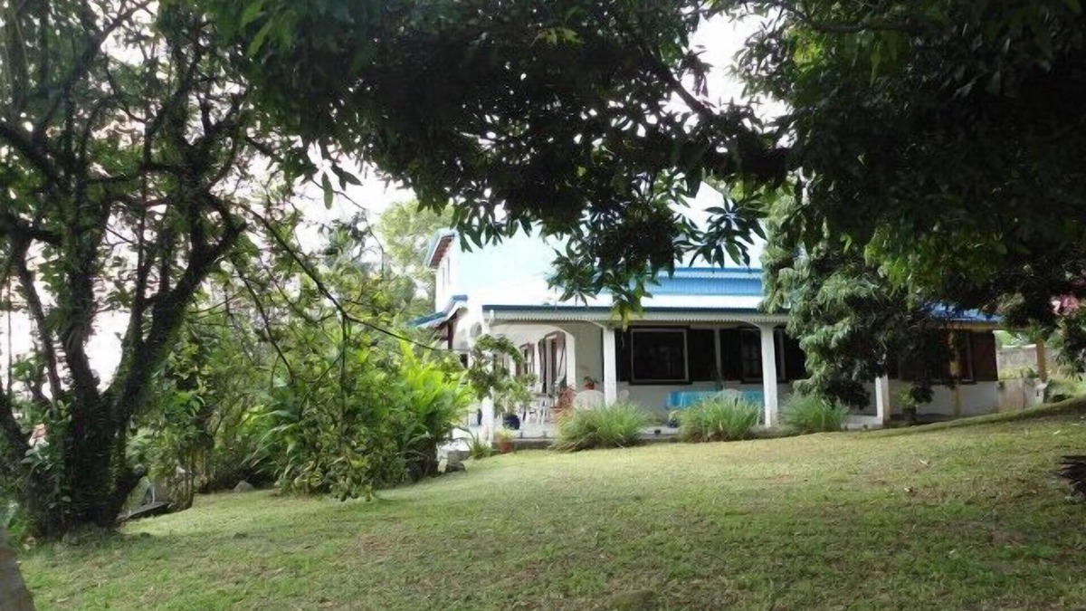 Saint-Claude House | GUEST ROOMS IN COMFORTABLE VILLA, SUPERB SEA/MOUNTAIN VIEW