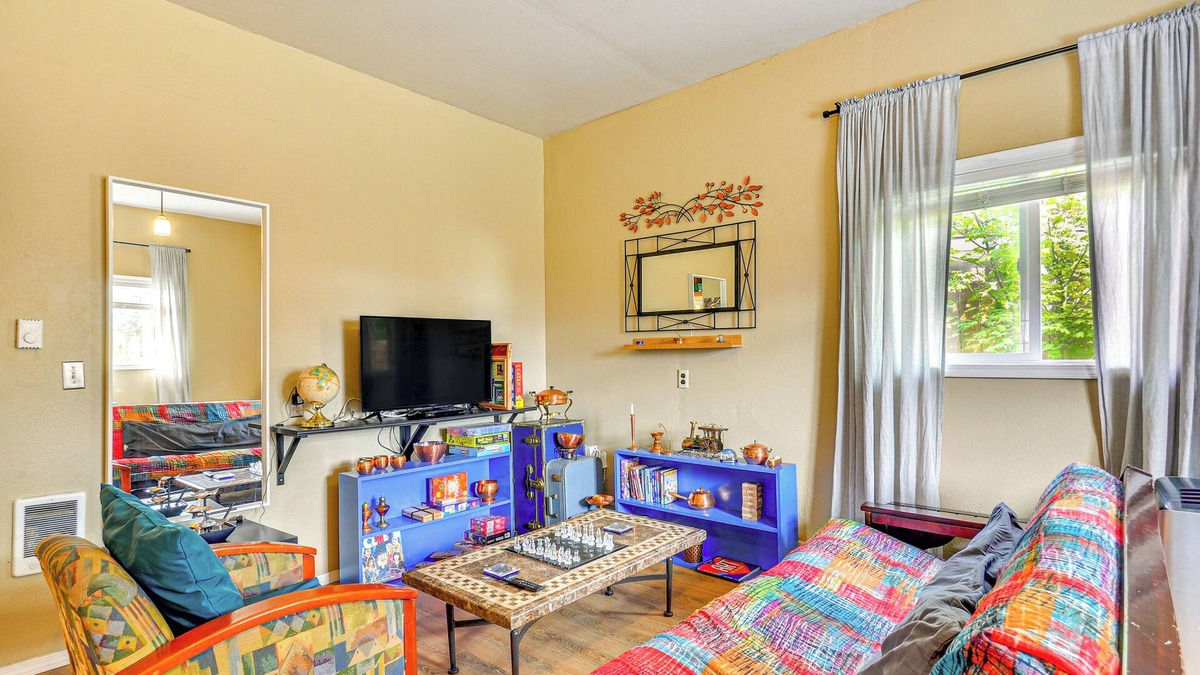 Aloha Apartment | Guest Suite in Portland Area w/Shared Patio