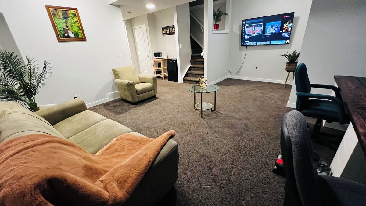 Southeast Calgary House | GUEST SUITE IN SE CALGARY WITH PRIVATE ENTRANCE