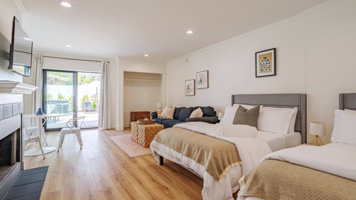 Sherman Oaks Condo | Guest unit Universal hot tub fire pit