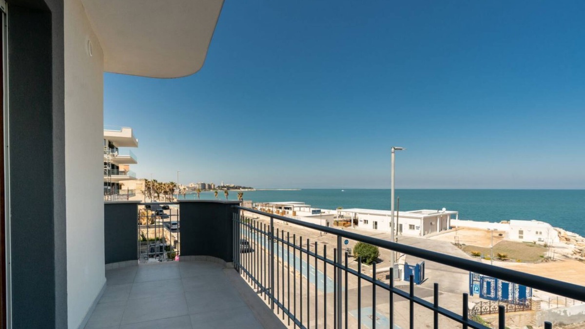 Trani Apartment | GuestHost –La Rosa dei Venti, Borea Apt by the sea