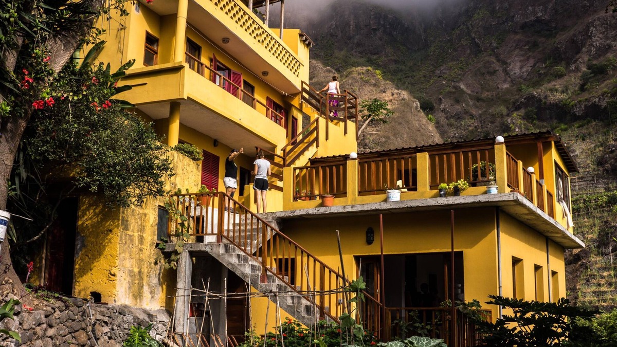 Paul House | Guesthouse in the heart of the tropical valley of Paul. Hikers paradise.