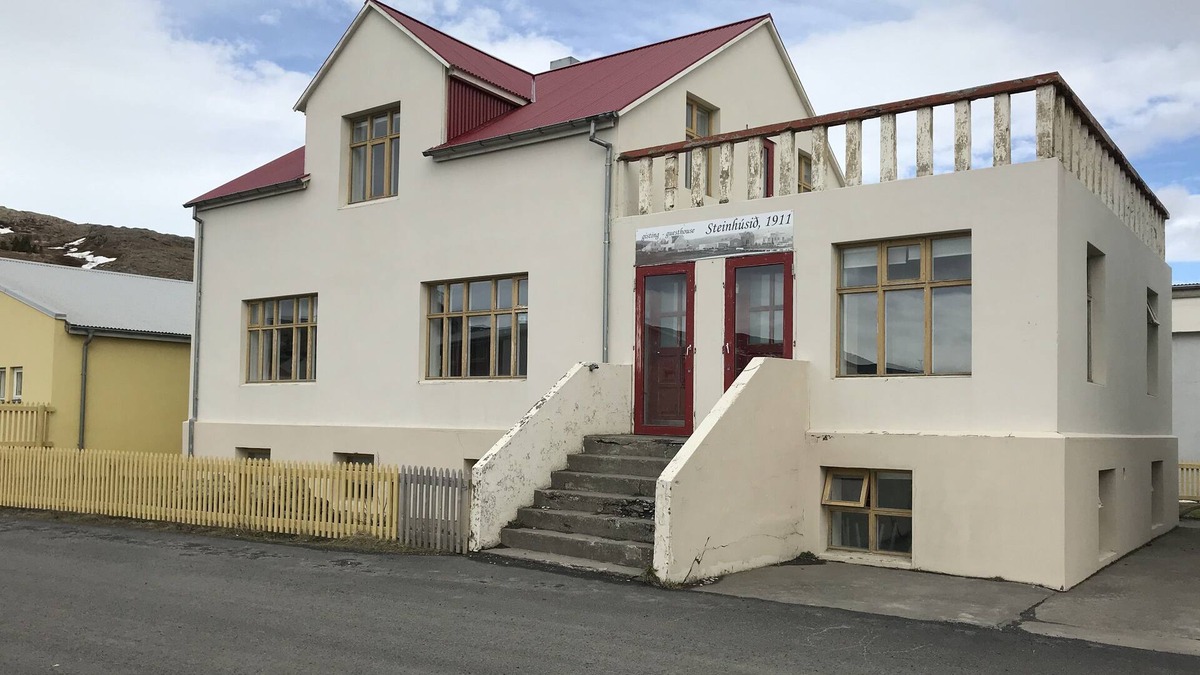 Holmavik House | Guesthouse Steinhusid
