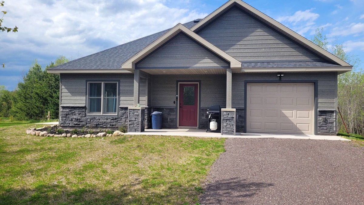 Houghton House | Guesthouse w/Heated garage/Fib intern/EV near MTU