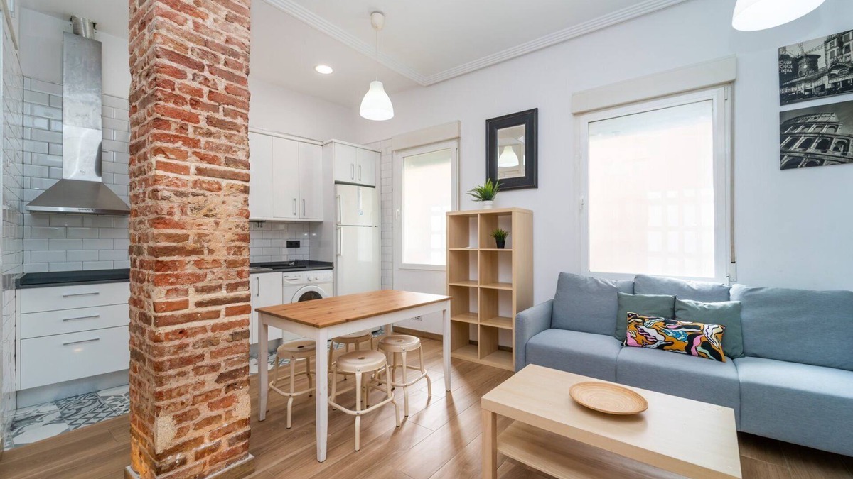 Puerta del Angel Apartment | GuestReady - Another brick in the wall