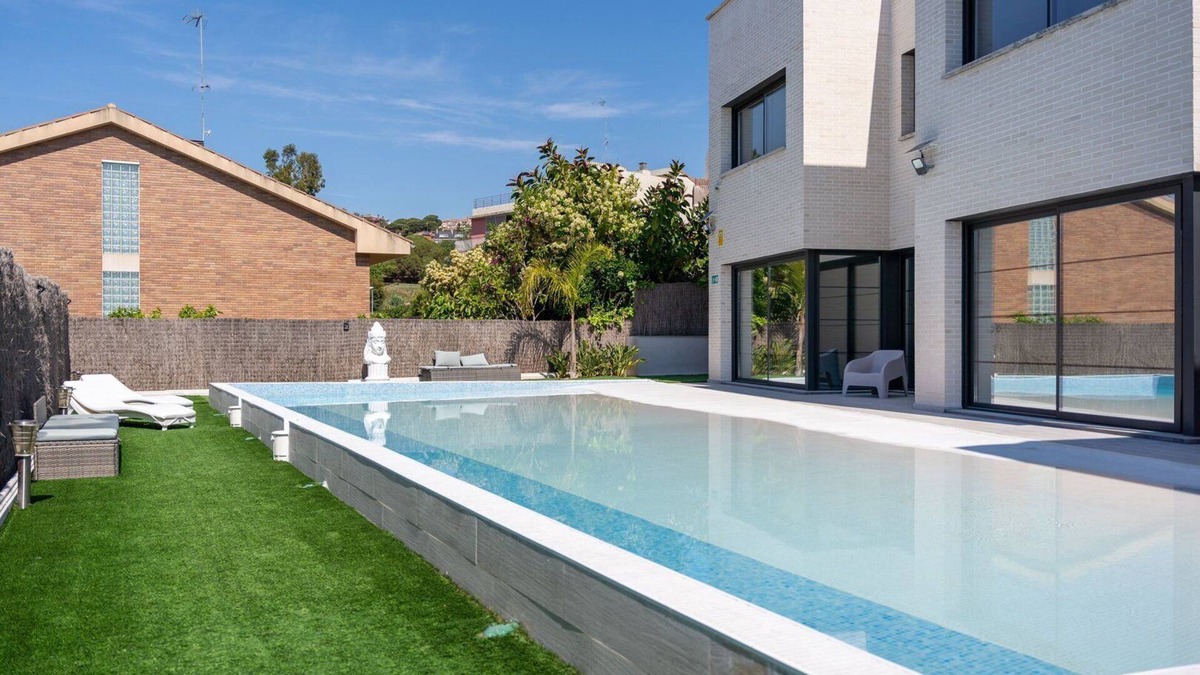 Masnou Apartment | GuestReady - April Rose Pool Apartments 2.1
