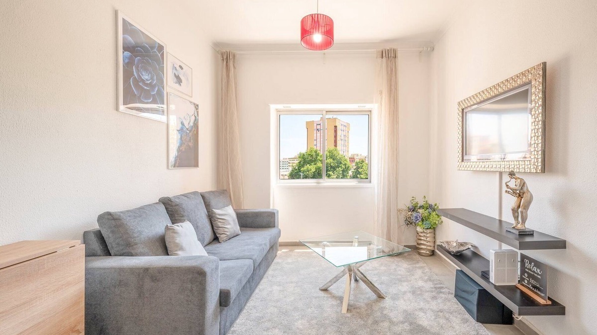 Seixal Apartment | GuestReady - Art-Noveau Minimalism in Amora