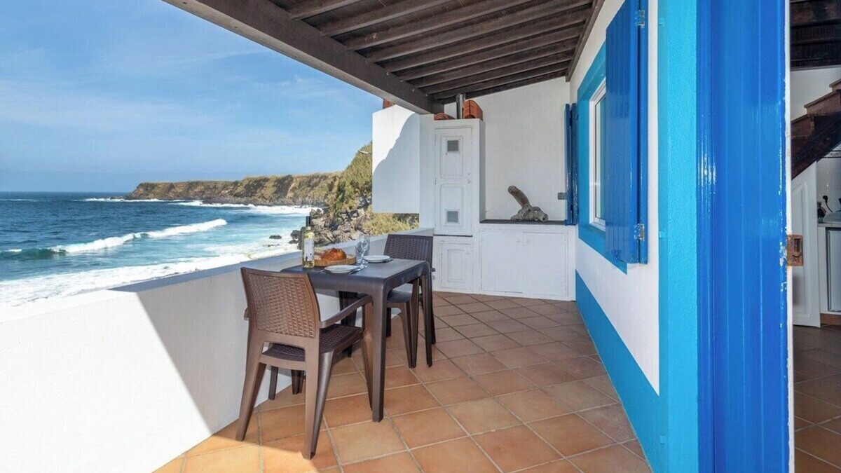 Ribeira Grande Apartment | GuestReady - Beachfront Casa da Praia