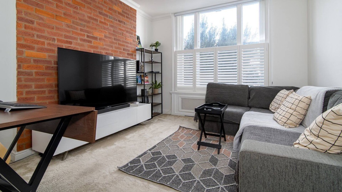 Addison Apartment | GuestReady - Brick wall city retreat