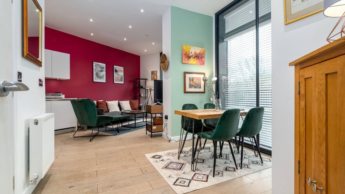 King's Park Apartment | GuestReady – Chic 2BR Flat in Hackney