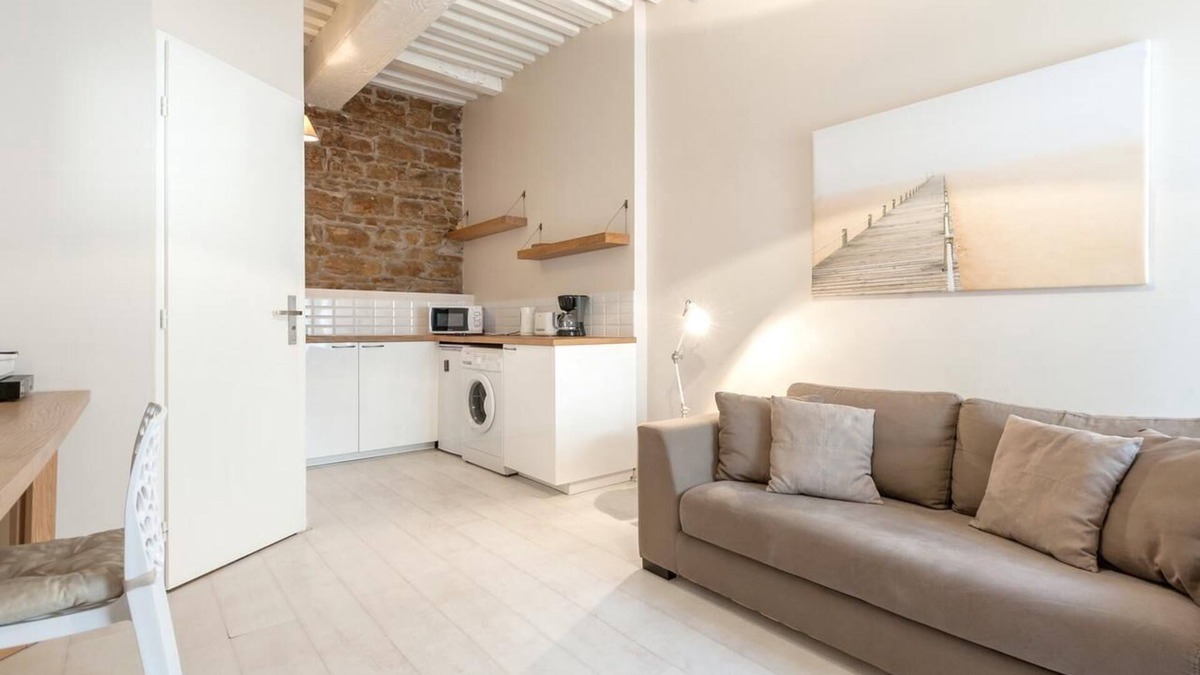 Victor Bach - Saint Louis Apartment | GuestReady Essential - Compact Studio near Metro