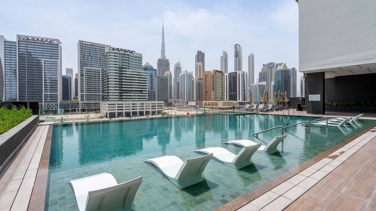 Business Bay Apartment | GuestReady - Majestic canal and Burj Khalifa view